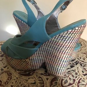 ADORABLE pair of platform Sandals in green plaid!